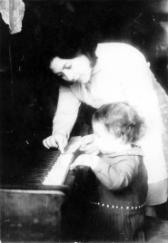 Nelly Berman with her then-2-year-old daughter at the piano.